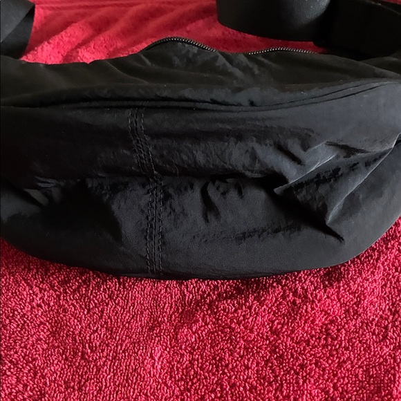 Uniqlo Small Black Crossbody Bag - Picture 9 of 9